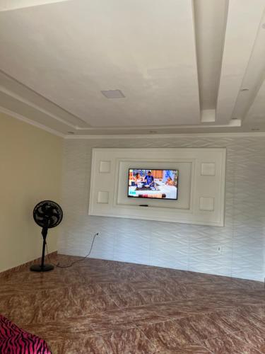 Casa grande com piscinaにあるテレビまたはエンターテインメントセンター