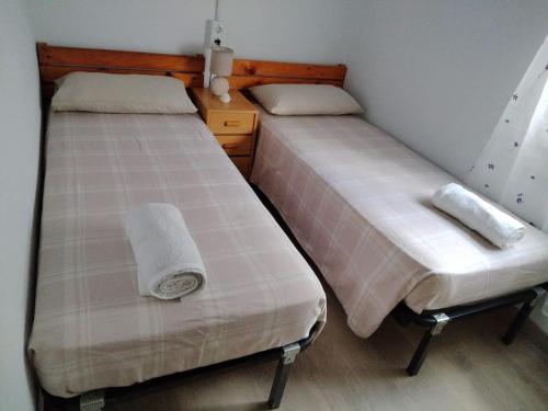 two beds in a small room at Apartament Ca l' Oriol in Guardiola de Berguedà