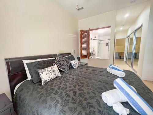 Una cama o camas en una habitación de BHA 4- Beachfront Bliss - 2 bed