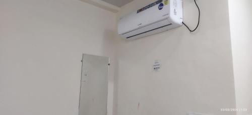 aire acondicionado colgado en la pared de una habitación en Shree Gajlaxmi Hotel walking distance from mahakaleswar temple en Ujjain
