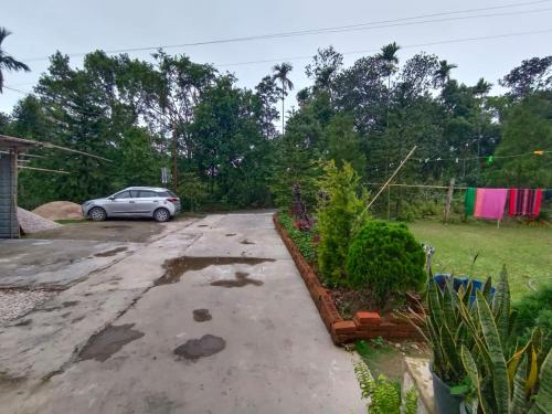 a driveway with a car parked in a yard at Benjamin homestay in Mawlynnong