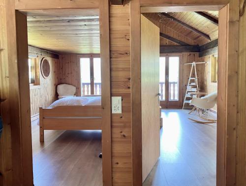 Voodi või voodid majutusasutuse Eco Lodge with Jacuzzi and View in the Swiss Alps toas