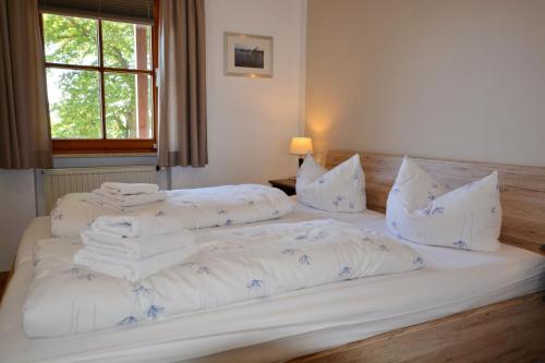 Voodi või voodid majutusasutuse Ferienresidenz Chiemseestrand - Apartment 20 toas