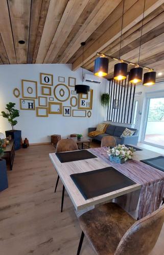ein Esszimmer mit einem Tisch und einem Sofa in der Unterkunft Gite & Spa Au pommier fleuri et son "Appart" indépendant in Drusenheim