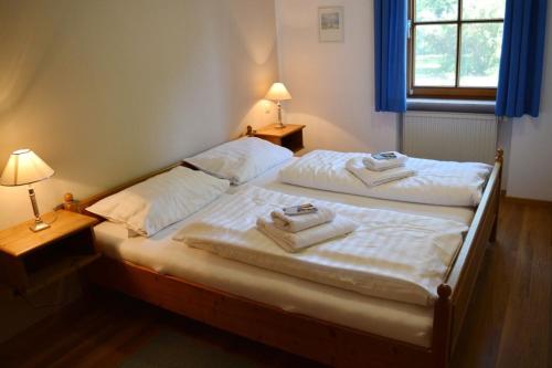 - une chambre avec 2 lits et des serviettes dans l'établissement Ferienresidenz Chiemseestrand - Seebruck, à Chieming
