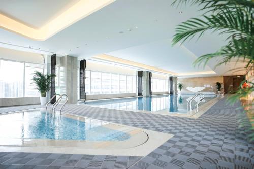 Bazén v ubytování Crowne Plaza Wuhan Optics Valley by IHG nebo v jeho okolí