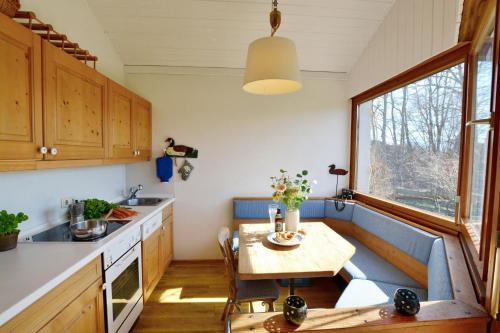 eine Küche mit einem kleinen Tisch und einem Fenster in der Unterkunft Haus Rehblick in Prien am Chiemsee