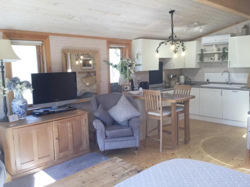 Η κουζίνα ή μικρή κουζίνα στο The Lodge - Luxury Lodge with Super King Size Bed, Kitchen & Shower Room