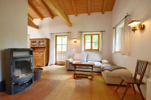 uma sala de estar com um sofá e uma lareira em nock her berge em Marquartstein