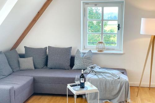 - un salon avec un canapé et une fenêtre dans l'établissement Schloss Winkl, à Grabenstätt