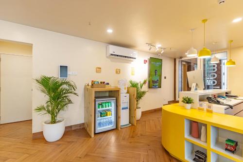 um escritório com um frigorífico amarelo num quarto em Bloom Hotel - Richmond Road em Bangalore