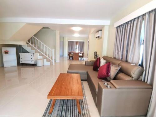 Χώρος καθιστικού στο Kata beach townhouse