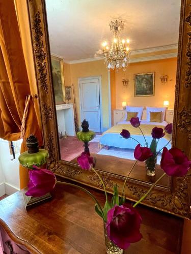 une chambre avec un lit et un grand miroir dans l'établissement Maison de famille Jacqueline, à Vitteaux