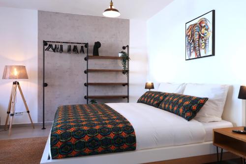 a bedroom with a white bed and a staircase at Mawulo - Stadtwohnung im Zentrum mit Balkon in Neustadt an der Weinstraße