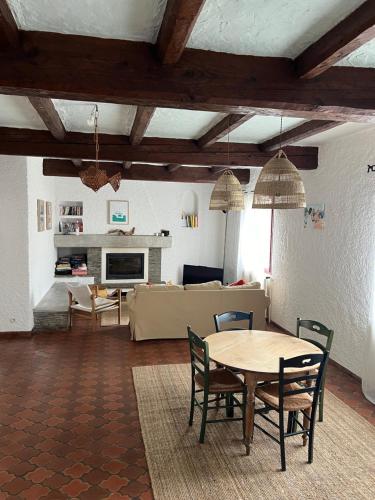 un salon avec une table et un canapé dans l'établissement Villa vue mer et montagne arrivée et départ le samedi uniquement, à Banyuls-sur-Mer