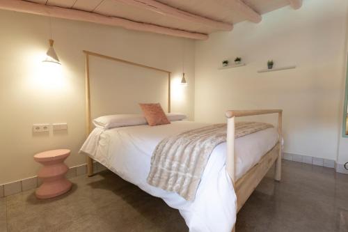 een slaapkamer met een bed in een kamer bij RaíZes 22 - Apartamento 6 in Puebla de Don Fadrique