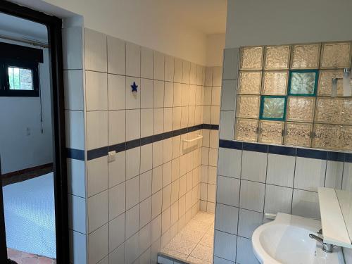 une salle de bain avec un lavabo et une douche dans l'établissement Villa vue mer et montagne arrivée et départ le samedi uniquement, à Banyuls-sur-Mer