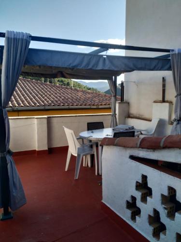 a patio with a table and chairs on a roof at ALOJAMIENTO TURISTICO LAS SOLANERAS in Solana del Pino
