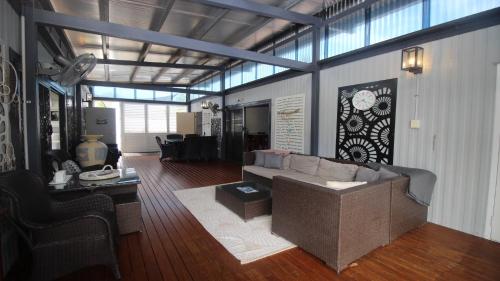 Ruang duduk di Breezeway On Horseshoe