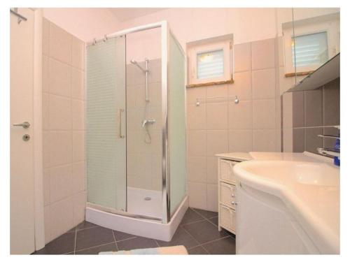 un baño con ducha y lavabo en Vista Fantastico, en Rabac