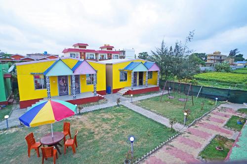 a colorful house with a table and chairs at Sea Smile Inn in Mandarmoni