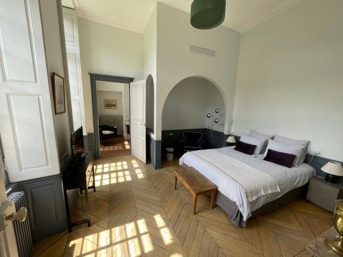a bedroom with a large white bed in a room at Hôtel Particulier, Maison Jazey. in Semur-en-Auxois