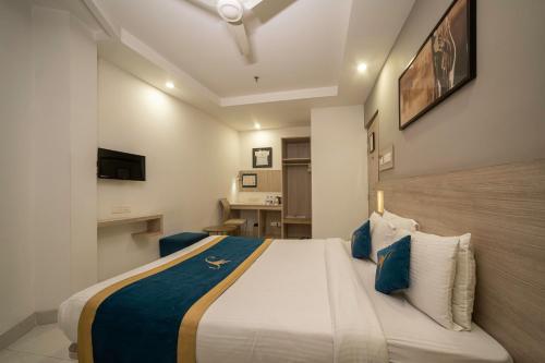 a bedroom with a large bed in a room at Sparrow Hotel Managed by Siara Sariska Alwar in Alwar