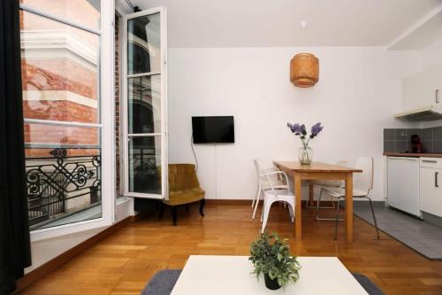 une cuisine et une salle à manger avec une table et une salle à manger dans l'établissement 106- Appartement lumineux face jardins des Plantes - FLAT-GUEST, à Paris