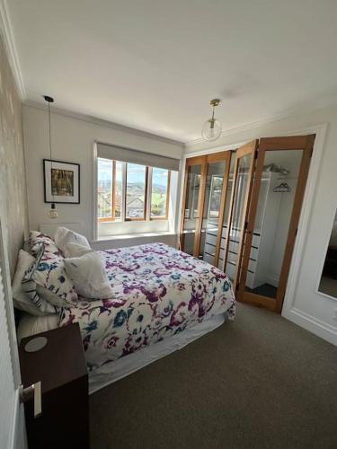 una camera con letto e finestra di Cosy Coastal Villa in Lyall Bay a Wellington