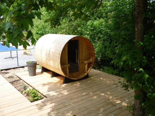 a wooden pod sitting on top of a wooden deck at Atelier chambres in Semur-en-Auxois