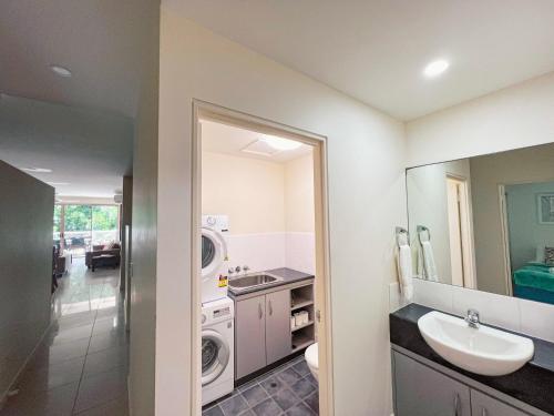 Un baño de BHA 4- Beachfront Bliss - 1 bed