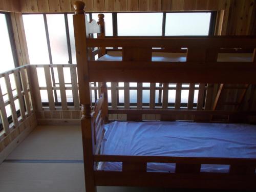 SDGs house without bath & shower room - Vacation STAY 34864v في يوفو: سريرين بطابقين في غرفة مع نوافذ