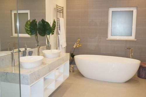 Luxury Private 5 bedroom Villa pool, golf, Algarve
