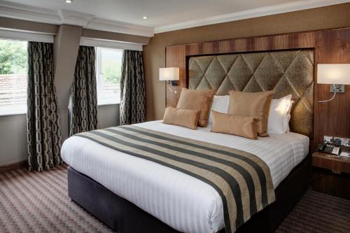 Postel nebo postele na pokoji v ubytování Donnington Manor Hotel
