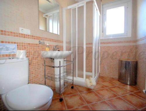 bagno con servizi igienici e lavandino di Casa Nobleza a Málaga