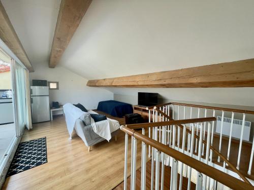 une chambre avec un escalier et un salon dans l'établissement Cote Vermeille - Maison climatisée avec Wifi, à Banyuls-sur-Mer