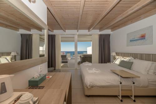 Postel nebo postele na pokoji v ubytování Iakinthos, Tsilivi Beach