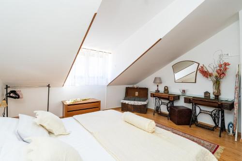 Un pat sau paturi într-o cameră la Apartmani Kadena