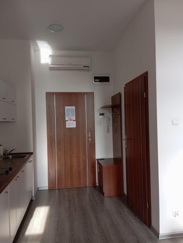 um quarto vazio com uma cozinha e uma porta em Apart em Radomsko