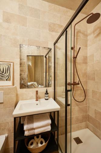 une salle de bain avec un lavabo et une douche dans l'établissement Marais - Bright one-bedroom decorated with taste, à Paris