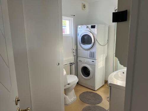 La salle de bains est pourvue d'un lave-linge et de toilettes. dans l'établissement Villa Nybro, à Nybro