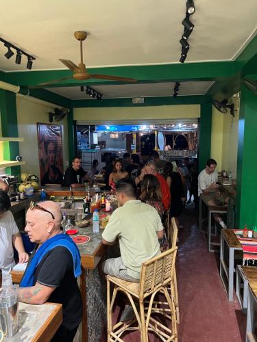 un gruppo di persone seduti ai tavoli in un ristorante di Frida Ka a El Nido