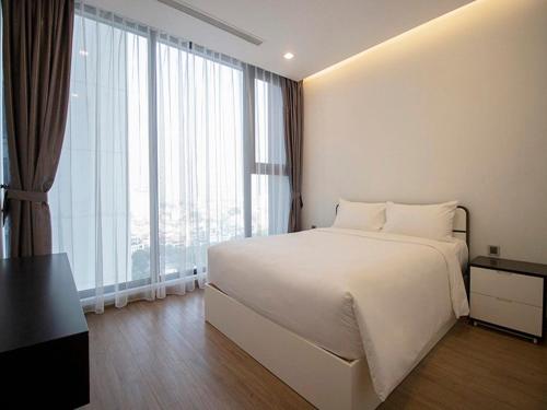 Letto o letti in una camera di Vinhomes Metropolis Hanoi Apartment Hotel
