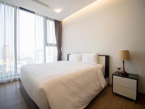Letto o letti in una camera di Vinhomes Metropolis Hanoi Apartment Hotel