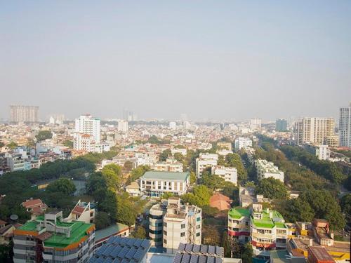 Vista generica su Hanoi o vista sulla città dall'interno dell'appartamento