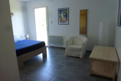 Postel nebo postele na pokoji v ubytování Dans le Var bas de villa plain- pied sur grand jardin avec entrée séparée