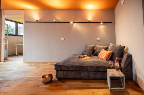 a living room with a couch and a table at 3-Zi-Wohlfühl-Oase „Down2Earth“ in Leonberg