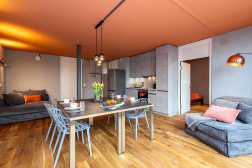 a kitchen and living room with a table and chairs at 3-Zi-Wohlfühl-Oase „Down2Earth“ in Leonberg