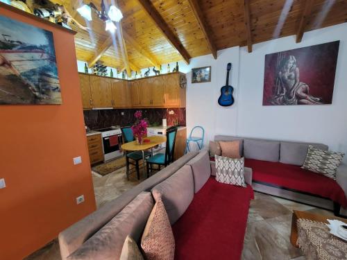 sala de estar con sofá y mesa en Selami Sea View Apartments, en Lukovë