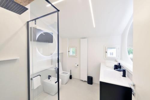 サン・ピエトロ・イン・カザーレにあるCesare Apartmentsのバスルーム(ガラス張りのシャワー、トイレ付)